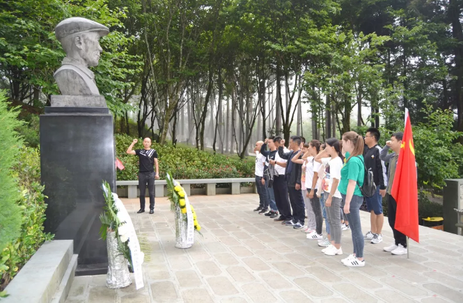 中共保山安利醫(yī)院有限責(zé)任公司支部委員會開展“不忘初心，牢記使命”愛國主義專題教育活動