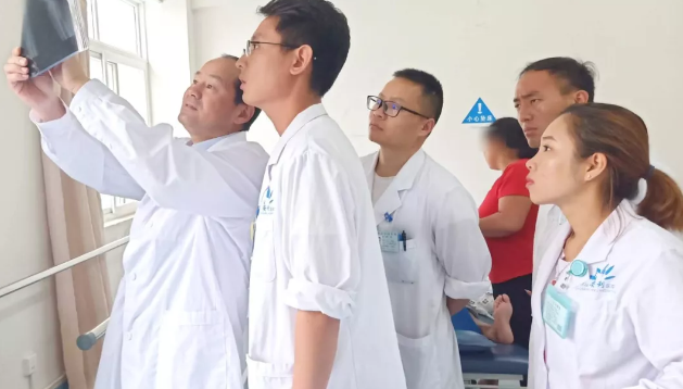 云南省康復(fù)三級體系項目中心葉斌團隊到保山安利醫(yī)院進行學(xué)科建設(shè)、業(yè)務(wù)指導(dǎo)及板橋中心衛(wèi)生院示范單位評審驗收并授牌