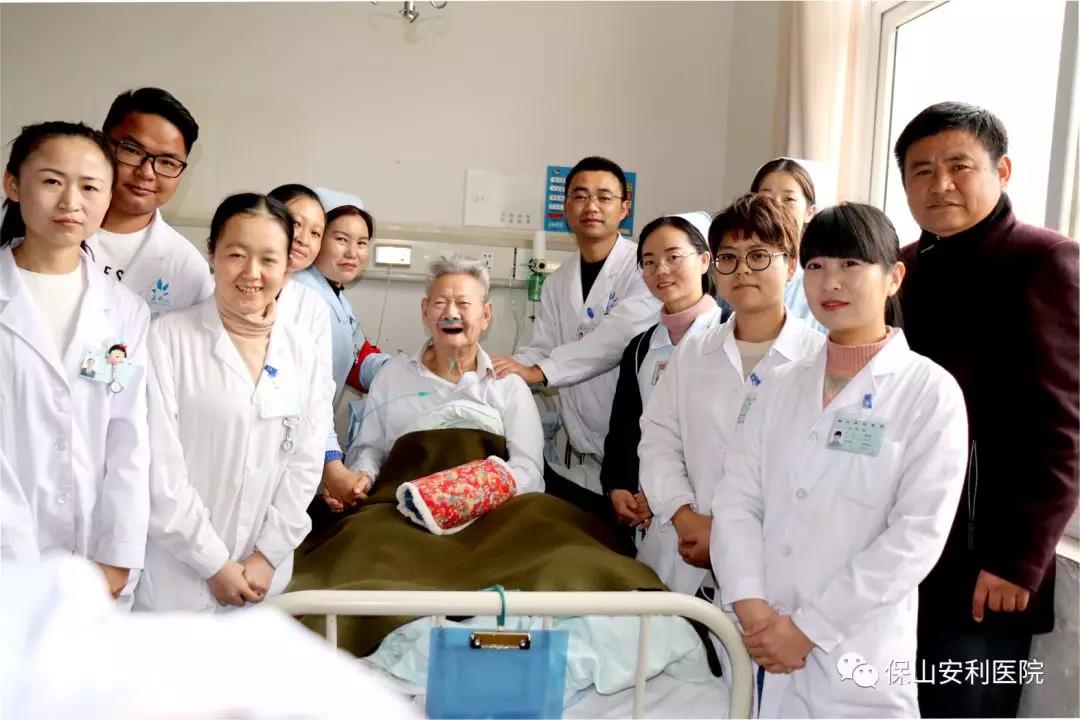 97歲八路老戰(zhàn)士身患多種疾病，常年住院視醫(yī)院為家，醫(yī)護(hù)為親人