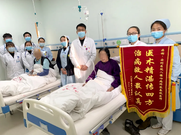 溫暖的陪伴、細心的照顧，兩位老人感恩贈錦旗！