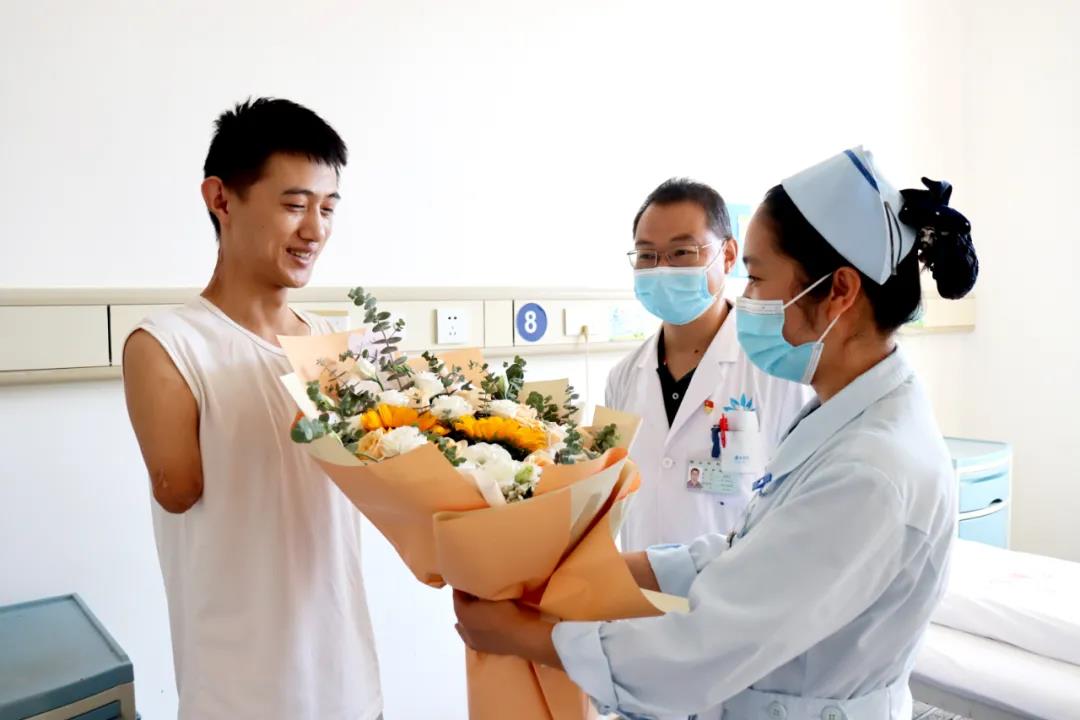 【保山安利醫(yī)院】雖然失去了雙臂，但他用堅強、樂觀的態(tài)度讓生活充滿陽光！