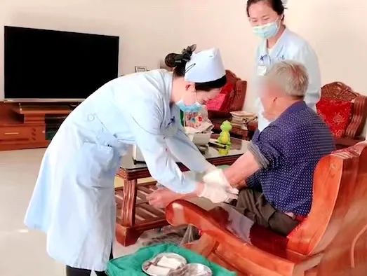 【保山安利醫(yī)院】82歲爺爺與老伴居家，在院手術(shù)后換藥不便，居家護(hù)理上門服務(wù)解難題