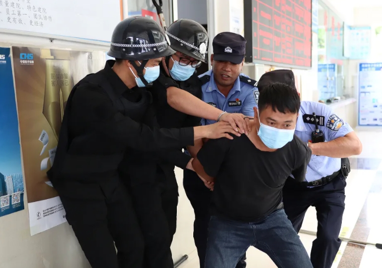 警醫(yī)聯(lián)動(dòng)丨反恐防暴應(yīng)急演練，筑牢醫(yī)院安全防線