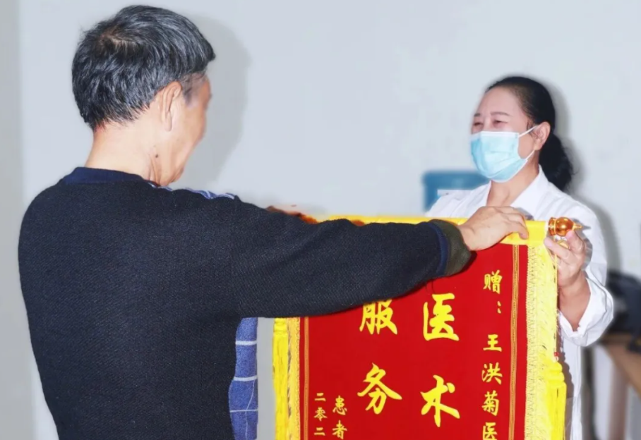 致敬醫(yī)者仁心 | 一面錦旗，一份信賴，一段暖心的醫(yī)患情